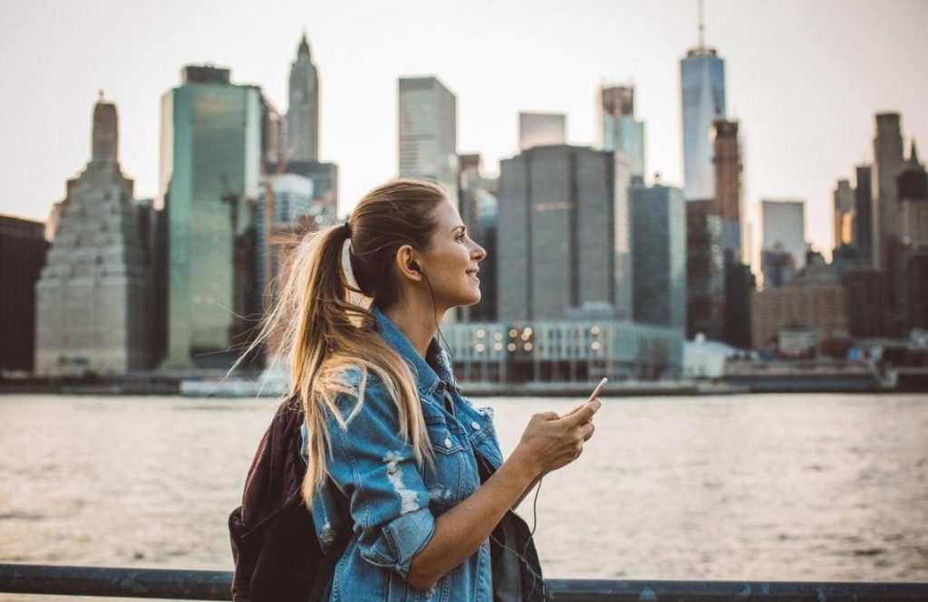 Personne célibataire confrontée à la solitude en expatriation