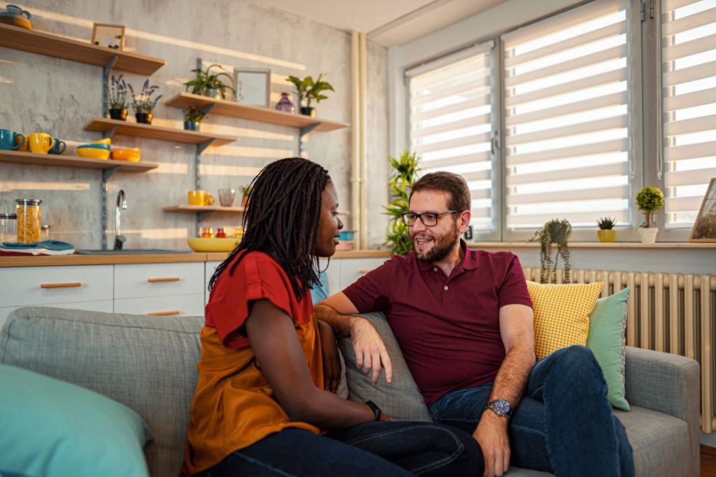 Couple expatrié discutant des difficultés de la vie à l'étranger